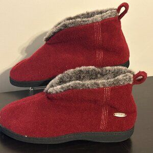 Womens ACORN Sz 6.5 - 7.5 Dark Red Wool with Faux Fur Lined Bootie Slippers